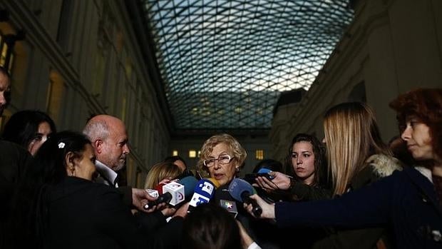 Manuela Carmena, la alcaldesa de Madrid, atiende a los medios de comunicación en el Palacio de Cibeles