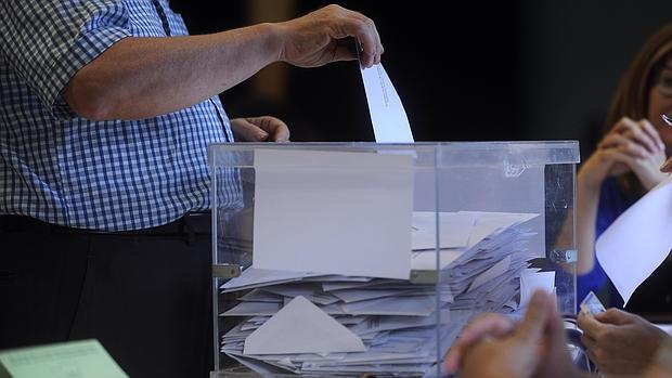 Un cicudadano ejerce su derecho al voto