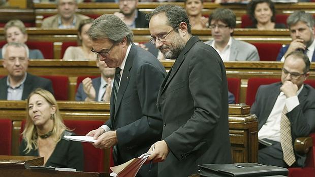 Artur Mas y Antonio Baños, en una reciente sesión parlamentaria