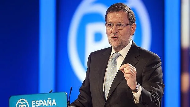 El presidente del PP y candidato a la Presidencia del Gobierno, Mariano Rajoy, durante el mitin de campaña que ha ofrecido este martes en el Palacio de Festivales de Santander