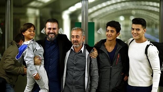 Osama Abdul Mohsen y su familia en la estación de Atocha tras su llegada a Madrid el pasado 16 de septiembre