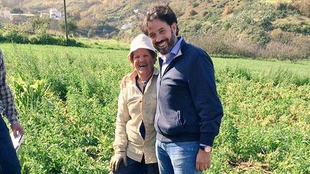 Mariscal, durante una visita a productores agrarios de Valleseco