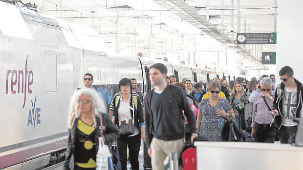 Imagen de un grupo de pasajeros del AVE a su llegada a Valencia