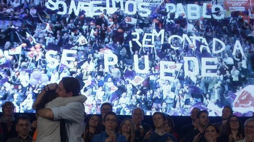 Mónica Oltra y Pablo Iglesias se abrazan durante el acto