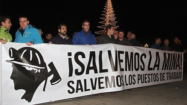 Un grupo de mineros protestan ante el Parador de San Marcos, en León