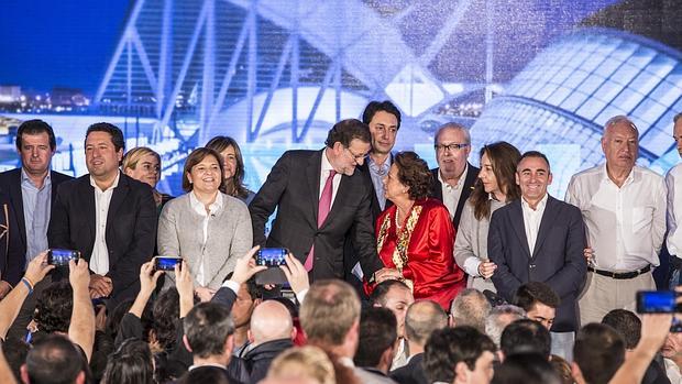 Rajoy, junto a los líderes del PP valenciano durante el mitin en Valencia