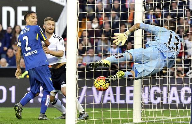 Guaita salvó un balón en la línea de gol a chut de Parejo