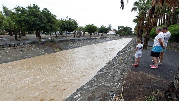 El agua colmó el barranco de Maspalomas, en Gran Canaria, durante las lluvias de noviembre del año pasado