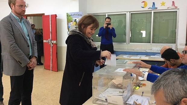 Isabel Bonig deposita su voto en la Vall d'Uixo, esta mañana