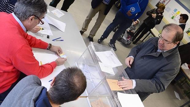 Juan Vicente Herrera lleva a cabo su votación