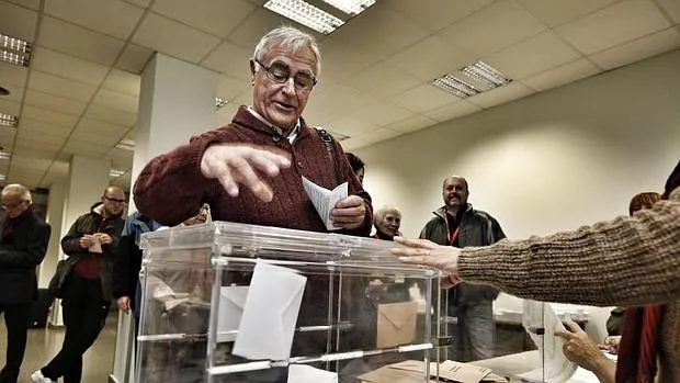 El alcalde de Valencia, Joan Ribó, tras depositar su voto