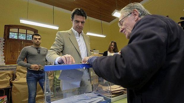 El ministro Soria en el momento de votar, en Gran Canaria