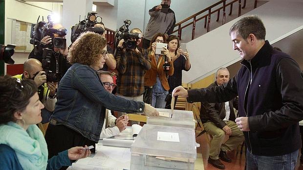 El presidente canario, Fernando Clavijo, ya ha votado en La Laguna, ciudad de la que fue alcalde