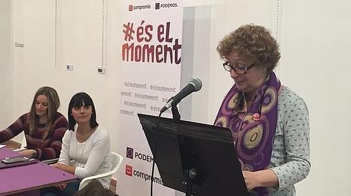 Dolors Pérez, en un acto de campaña de Podemos-Compromís junto a Ángela Ballester y Sandra Mínguez