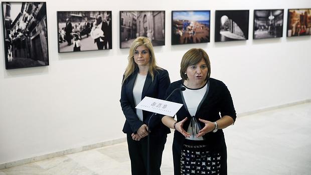 Isabel Bonig y Eva Ortiz, este lunes, en las Cortes Valencianas