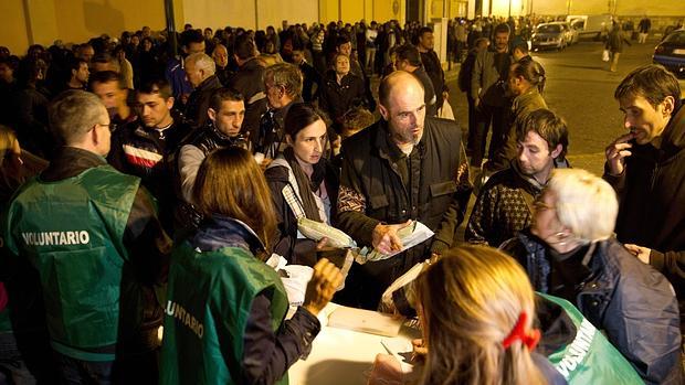 Imagen de un reparto de alimentos en Valencia