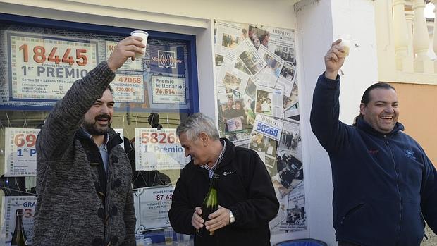 La administración de Grañén, celebrando el tercer premio del Sorteo de Navidad de este año