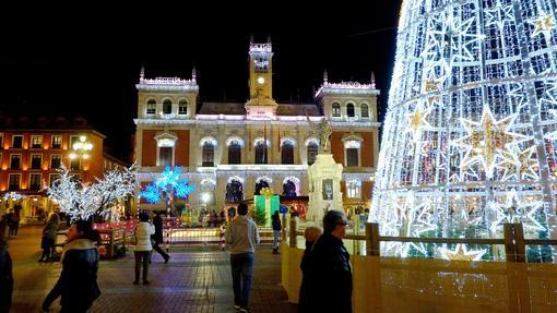 La luz se apodera de la Plaza Mayor de Valladolid en estas fechas