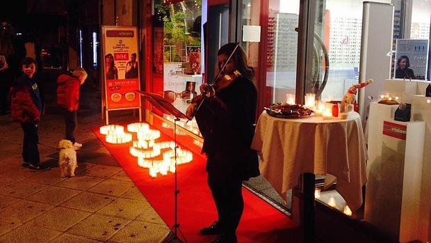 Una chica toca el violín delante de uno de los comercios de Santa Teresa