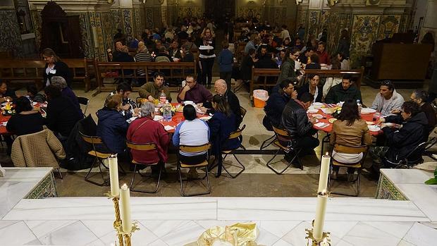 Imagen de la cena organizada en el interior de la parroquia