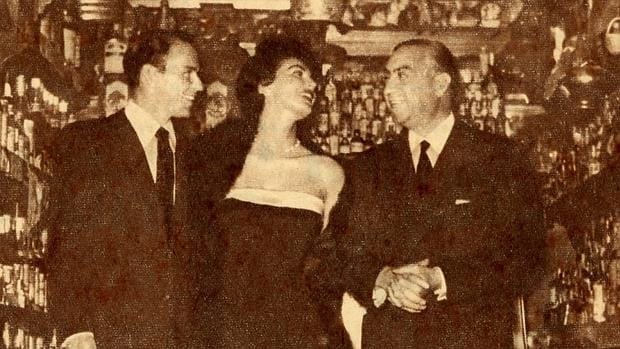 Frank Sinatra, Ava Gadner y Perico Chicote en el museo de botellas del famoso bar madrileño en los años 50