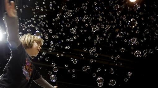 Una niña juega con burbujas en Expojove