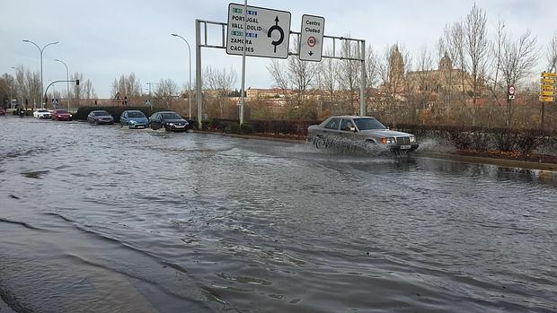 El reventón ha obligado a cortar el tráfico en la autovía de salida de la ciudad