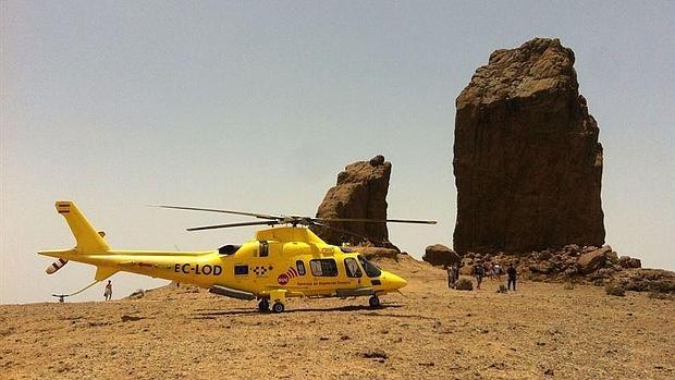 Un helicóptero del Servicio de Urgencias Canario durante una intervención