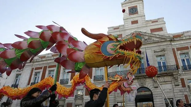 Desfile del Año Nuevo chino a su paso por la Puerta del Sol con destino la Plaza de España