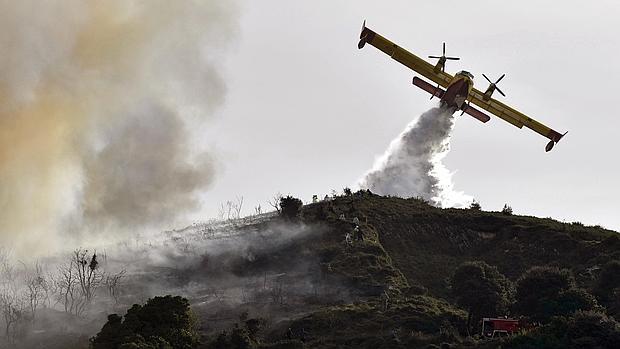 Uno de los dos hidroaviones que trabajan en la extinción del incendio de Berango