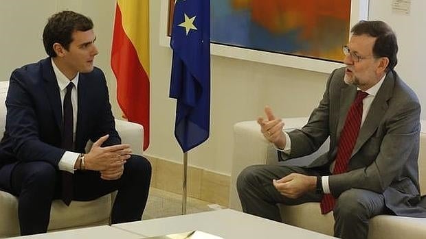Rajoy trasmite a Iglesias y Rivera que le corresponde a él formar Gobierno