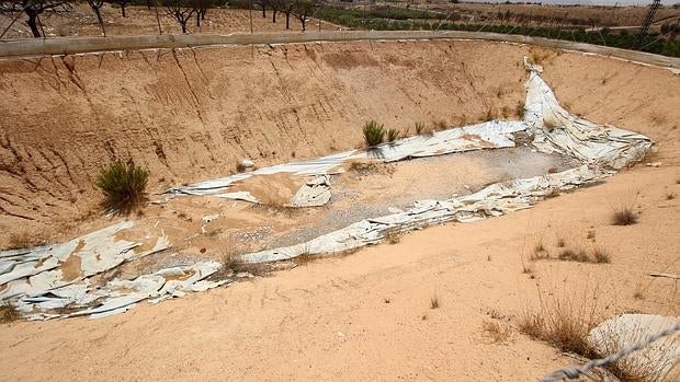 Balsa de riego seca en el sur de la provincia de Alicante