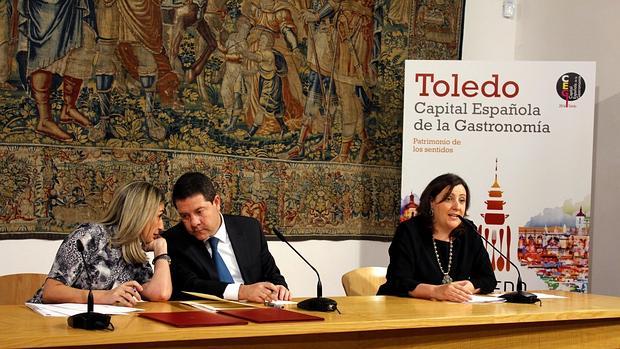 Milagros Tolón, García-Page, Patricia Franco, durante la firma del convenio en el Palacio de Fuensalida