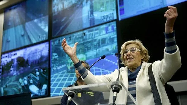 La alcaldesa de Madrid, Manuela Carmena, durante su intervención en su visita al Centro Integral de Seguridad y Emergencias (CISEM)
