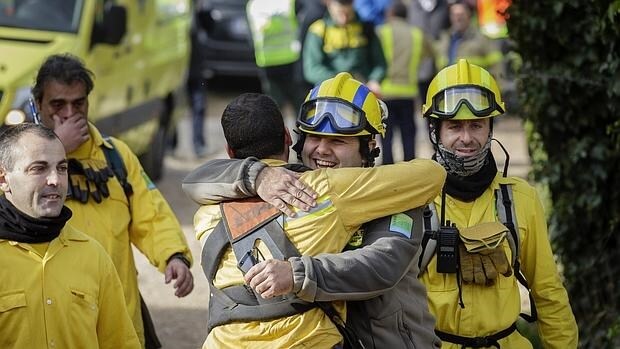 Alegría entre los bomberos de la Generalitat tras finalizar las labores de búsqueda del niño de tres años desaparecido en Año Nuevo en Camós (Girona)