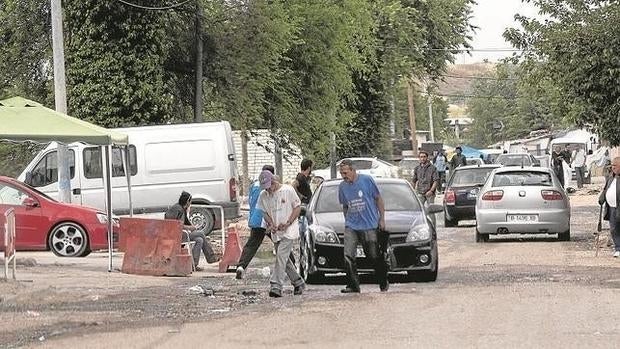 Una de las calles de la Cañada Real a la que se destinará el dinero del colegio vetado en la cabalgata