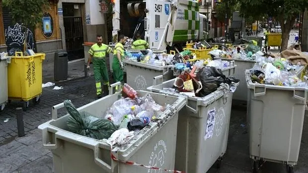 Varios operarios del servicio municipal de limpieza, durante una batida por el barrio de Chueca