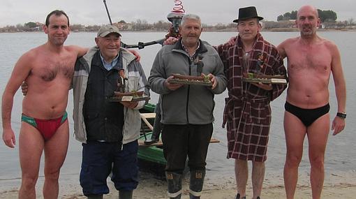 Los más activos nadadores, con los barqueros galardonados