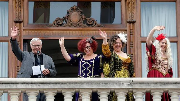 El alcalde de Valencia, Joan Ribó, saluda desde el balcón junto a las «magas de enero»