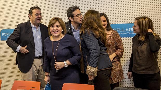 Isabel Bonig, este lunes, durante la reunión mantenida con diputados y senadores del PP