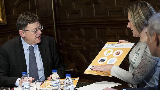 Ximo Puig y María José Salvador, durante la reunión de la campaña contra la pobreza energética