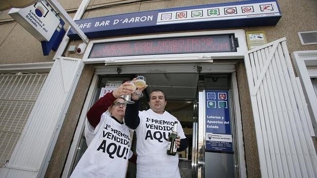 El matrimonio dueño del bar D'Aarón de Torremendo, Pedro Giner Almendros y Lidia Sánchez Lorente