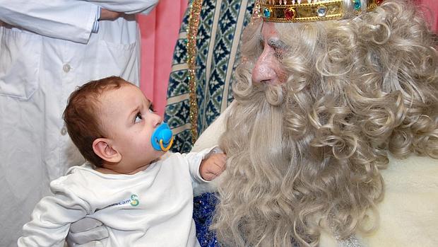 Un bebé se queda ojiplático al ver al rey Melchor