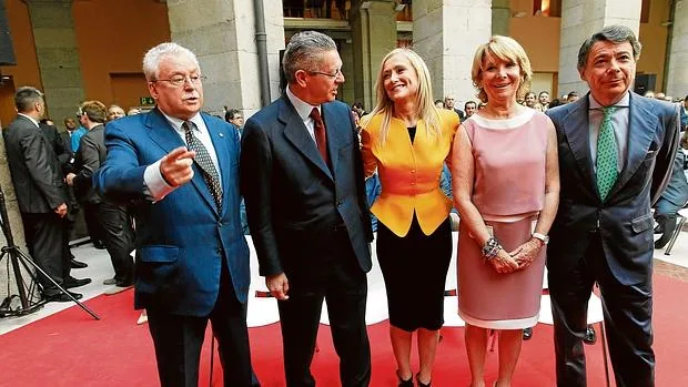 Los expresidentes Leguina, Gallardón, Aguirre y González, con Cifuentes en el centro