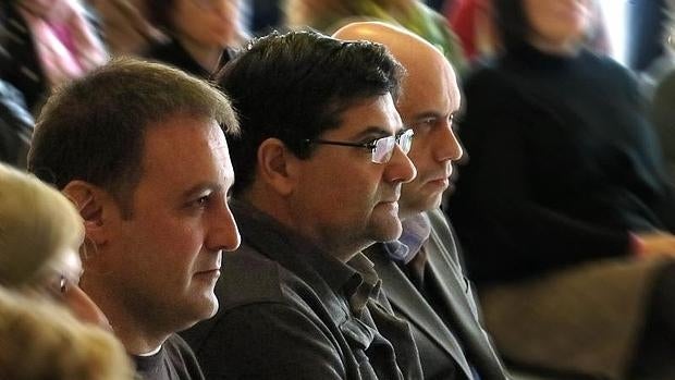 Natxo Bellido (izda.), junto a sus dos socios del tripartito, Miguel Ángel Pavón (Guanyar) y Gabriel Echávarri (PSOE)