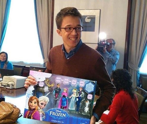 Los «memes» de Iñigo Errejón y su cartera de diputado revolucionan Twitter