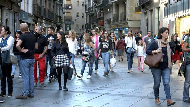 Turistas paseando por la calle Comercio