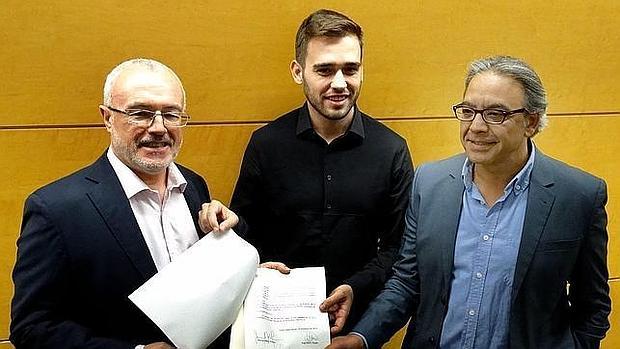 Los portavoces de Podemos, Compromís y PSPV con la proposición de ley