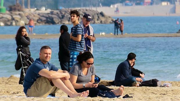 Imagen de un grupo de turistas en la playa de Alicante