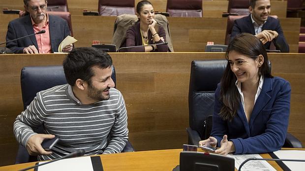 Imagen de los consellers Marzà y Montón en las Cortes Valencianas